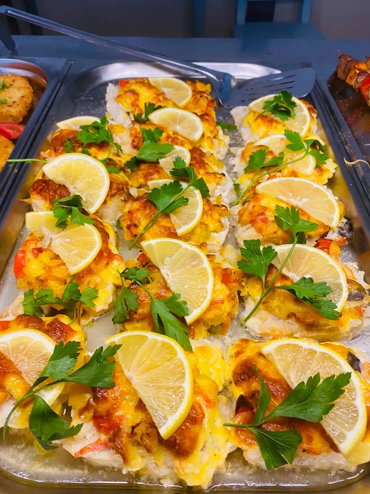 Запечённая рыба с лимоном и зеленью