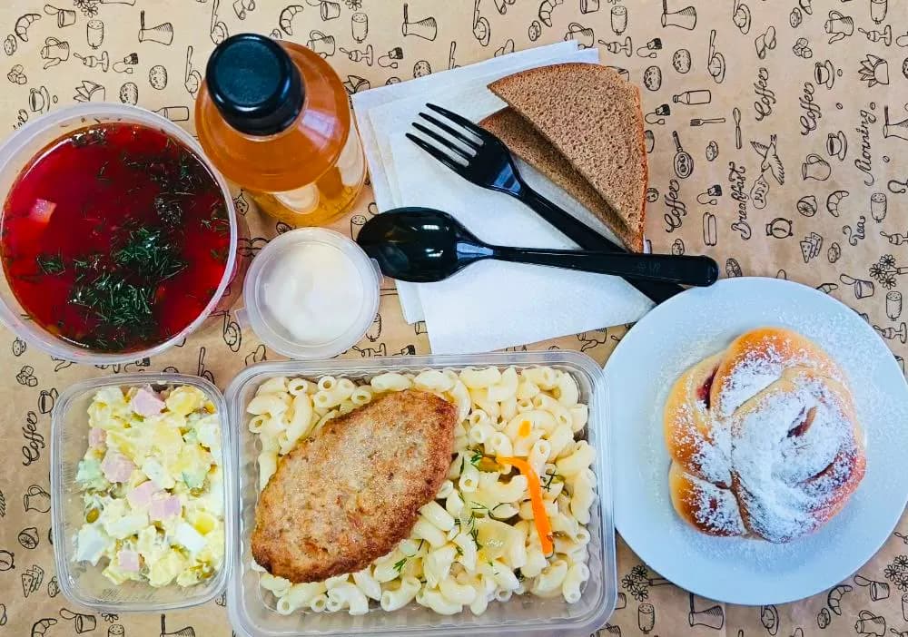 Комплексный обед с супом, салатом, макаронами и котлетой