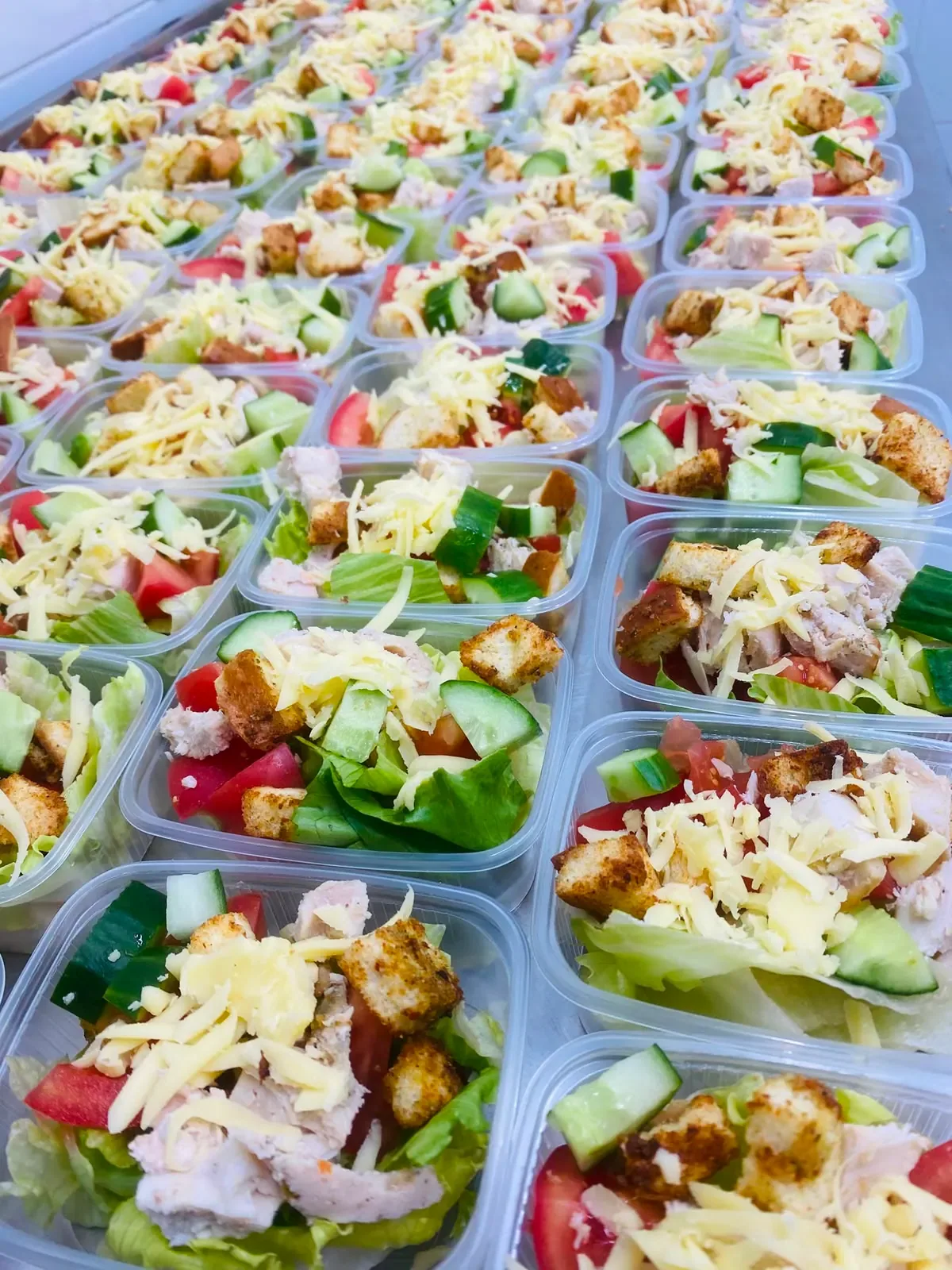 Порционные салаты с овощами на нашей кухне