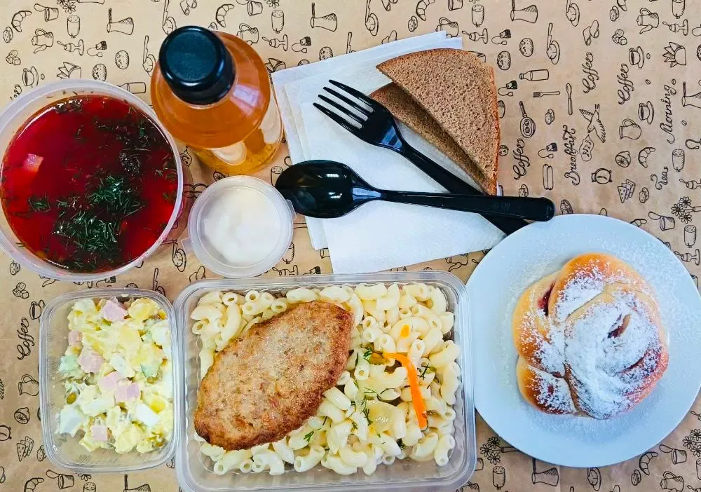 Комплексный обед с супом, салатом, макаронами и котлетой